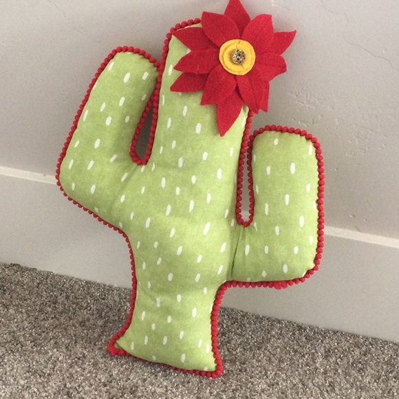 - Artist Made Christmas Cactus w/ Poinsettia Flower Pillow NEW - Picture 2 of 4